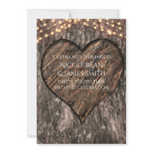 Houten trouwuitnodigingen met hart in boomstam