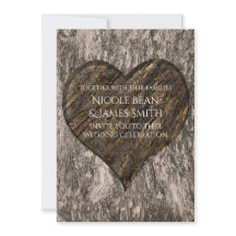 Houten trouwuitnodigingen met hart in boomstam