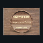 Houten Vat Bruiloft SAVE THE DATE Aankondigingskaart<br><div class="desc">Uniek ontwerp voor een wijngaard- of wijnthema-bruiloft met een houten vat van bovenaf gezien op een oude houten plank. Het is ook perfect voor je rustieke, landelijke, boerderij-, ranch-bruiloft. Gebruik de aanpastool om je informatie toe te voegen. Een uitnodigingscollectie voor bruiloften is beschikbaar om te passen. Kijk hier: Houten Vat...</div>