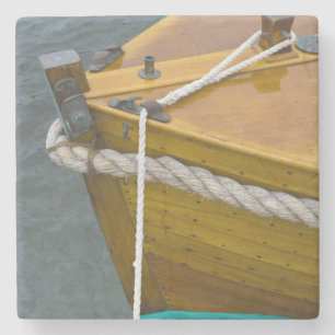 Houten zeilboot in water stenen onderzetter