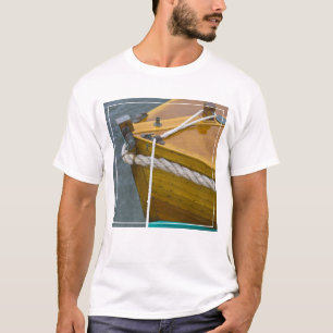 Houten zeilboot in water t-shirt