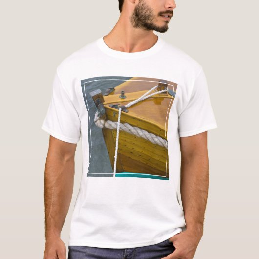 Houten zeilboot in water t-shirt (Voorkant)