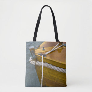 Houten zeilboot in water tote bag