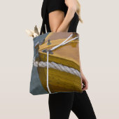 Houten zeilboot in water tote bag (Dichtbij)