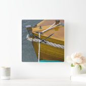 Houten zeilboot in water vierkante klok (Huis)