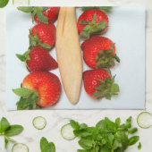 Houthart Spoon omgeven door aardbeien Handdoeken (Gevouwen)