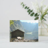 Houthuis door een meer briefkaart (Staand voorkant)