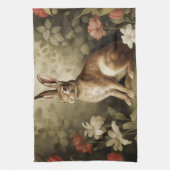 Houtkonijn in een bloemenbos Theedoek (Verticaal)