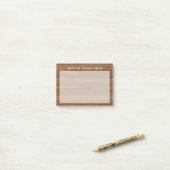 Houtkorrelachtergrond met elke naam of tekst post-it® notes (Op bureau)
