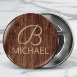 Houtkorrelhout met monogram, gepersonaliseerde naa ronde button 5,7 cm<br><div class="desc">Dit ontwerp is voorzien van een stuk rustieke houtnerf met een monogram en een gepersonaliseerde naam. Personaliseer door de tekst in het tekstvak te bewerken of te verwijderen voor geen tekst. #monogram #monogrammed #personalized #personalised #initiaal #wood #rustic #name #namebadge #buttons #timber #accessoires #home #kantoor #work #gifts</div>