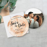 Houtschors Rustic Wedding Sparen de datumfoto Kaart<br><div class="desc">Dat perfecte Save the date card for your rustic bruiloft thema zou elementen van houthraan hebben. Ik wilde een ronde kaart ontwerpen die een houten schijf nabootst die je vaak ziet bij mooie en romantische bruiloften. Pas de bruid- en bruidenamen, de trouwdatum, de locatie aan en voeg uw trouwwebsite met...</div>