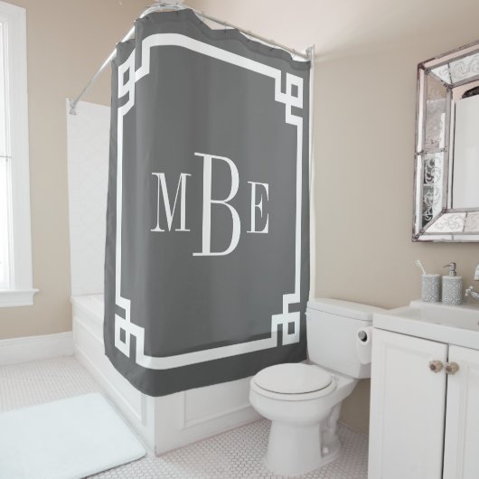 Houtskool Grijs Grieks Key Border Monogram Douchegordijn (In situ)