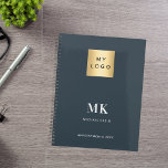 Houtskool grijs monogram initialen Business 2025 Planner<br><div class="desc">Een houtskoolgrijze achtergrond,  witte tekst. Personaliseer en voeg uw logo,  monogram initialen,  naam en een titel jaar 2025 (of elk jaar). Je logo aan de voor- en achterkant. Ruimte voor uw website adres op de achterkant.</div>