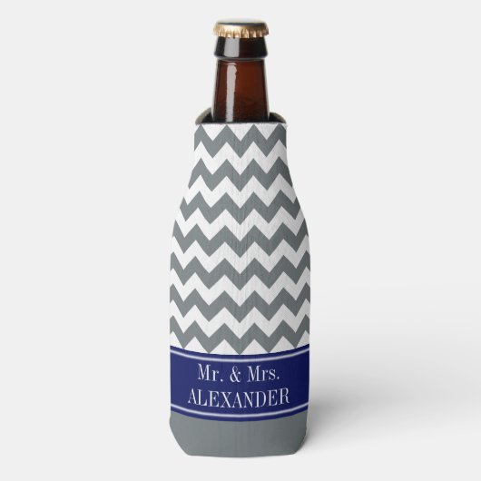 Houtskool Wat Chevron CB Navy Naam Monogram Huweli Flesjeskoeler (Fles Voorkant)