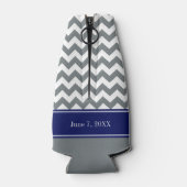 Houtskool Wat Chevron CB Navy Naam Monogram Huweli Flesjeskoeler (Achterkant)