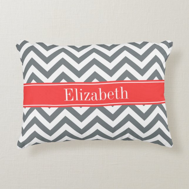 Houtskool Wit LG Chevron Koraal Rood Naam Monogram Decoratief Kussen (Voorkant)