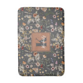 Houtskoolgrijs Boho Bloemen Monogram Badmat (Voorkant Verticaal)