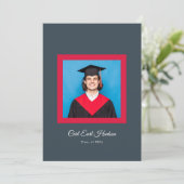 Houtskoolgrijs karmozijnwit eindexamenfoto aankondiging (Staand voorkant)