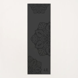 Houtskoolgrijze decoratieve mandala met initialen yogamat