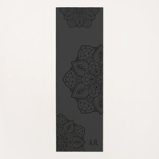 Houtskoolgrijze decoratieve mandala met initialen yogamat (Voorkant)