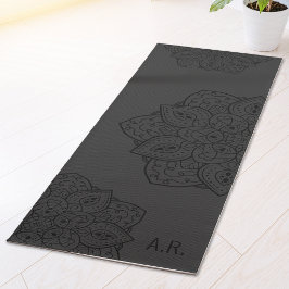 Houtskoolgrijze decoratieve mandala met initialen yogamat