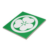 Houtsorrel in een cirkelvormig keramisch tegeltje (Zijkant)