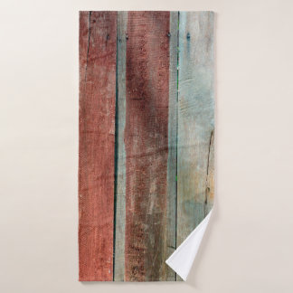 houtwand in  kleurstof, gerijpt, achtergrond badhanddoek