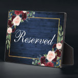Houtwood Blue Burgundy Weddenschap Gereserveerd 5x Fotoplaat<br><div class="desc">Rustic Blue Wood Waterverf Floral Burgundy Marsala Blue Gold Lijst Weddenschap Gereserveerd 5x7 Table Plaque</div>
