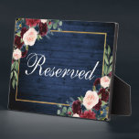 Houtwood Blue Burgundy Weddenschap Gereserveerd 5x Fotoplaat<br><div class="desc">Rustic Blue Wood Waterverf Floral Burgundy Marsala Blue Gold Lijst Weddenschap Gereserveerd 5x7 Table Plaque</div>