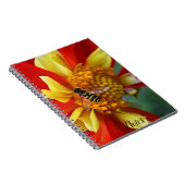 Hover Vlieg op Sinaasappel en Gele Dahlia Notitieboek (Rechterzijde)