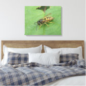 Hoverfly op een Leaf Canvas Print (Insitu (Slaapkamer))