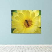 Hoverfly op een Marigold Canvas Print (Insitu (Houten vloer))