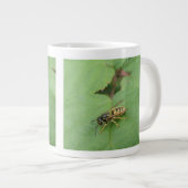 Hoverfly op een Mok met leder (Voorkant rechts)