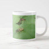 Hoverfly op een Mok met leder (Rechts)