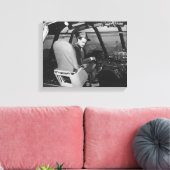 Howard Hughes in Spruce Goose Wooden Plane Canvas Afdruk (Insitu (Woonkamer))