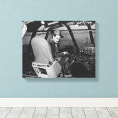 Howard Hughes in Spruce Goose Wooden Plane Canvas Afdruk (Insitu (Houten vloer))