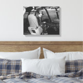 Howard Hughes in Spruce Goose Wooden Plane Canvas Afdruk (Insitu (Slaapkamer))