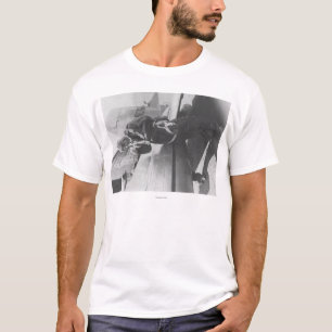 Howard Hughes Pilot Boarding Plane in haar geheel T-shirt