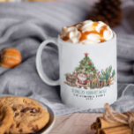 Howdy Christmas | Leuke Westerne Monogram Vakantie Koffiemok<br><div class="desc">Verfris uw vakantiemorgens met dit Deck de Palmen | Leuke Tropische Kerst Koffie Mok! Met een grillig ontwerp van tropische personages uitgedost in feestelijke kerstkleding, waaronder een zonnebril-dragende kerstman en een palmboom gewikkeld in feestvreugde, brengt deze mok een leuke eilandvibe naar uw kerstvieringen. De aanpasbare familienaam en het jaar maken...</div>