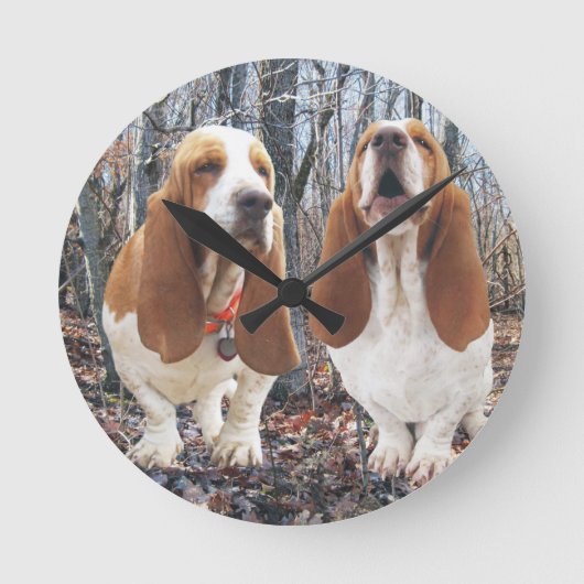 Howling Basset Hound Woodland Clock Ronde Klok (Voorkant)