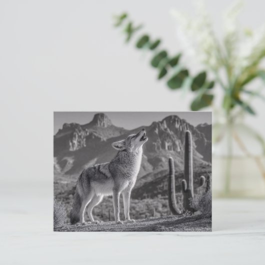 Howling Coyote in Desert Landscape Briefkaart (Staand voorkant)