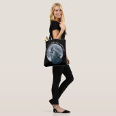Howling Wolf en Moon Tote Bag (Op model)