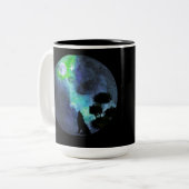 Howling Wolf Moonlight–Mystical Forest Night Water Tweekleurige Koffiemok (Voorkant links)