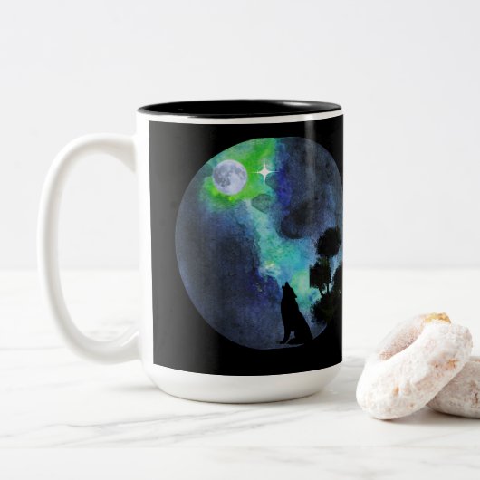 Howling Wolf Moonlight–Mystical Forest Night Water Tweekleurige Koffiemok (Met donut)