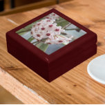 Hoya Plant Flowers Floral Cadeaudoosje<br><div class="desc">Bewaar snuisterijen,  sieraden en andere kleine koekjes in deze houten geschenkdoos met keramische tegel met een foto-afbeelding van de mooie,  kleine bloemetjes van het tropische Hoya-Plant,  ook wel het Wax-Plant genoemd. Een mooi,  bloemig ontwerp! Selecteer de grootte en kleur van uw geschenkdoos.</div>