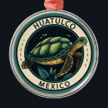 Huatulco Mexico Turtle Badge Metalen Ornament<br><div class="desc">Huatulco vector kunstontwerp. Het staat bekend om de vele pre-Spaanse ruïnes in het nabijgelegen Parque Eco-Arqueológico Copalita,  waaronder een ceremonieel centrum met een grote stenen tempel en een balveld.</div>