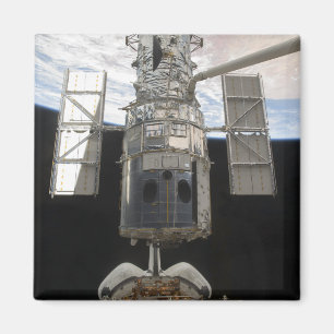 Hubble Space Telescope in Atlantis cargo bay Magneet