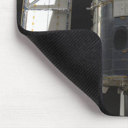 Hubble Space Telescope in Atlantis cargo bay Muismat (Hoek)