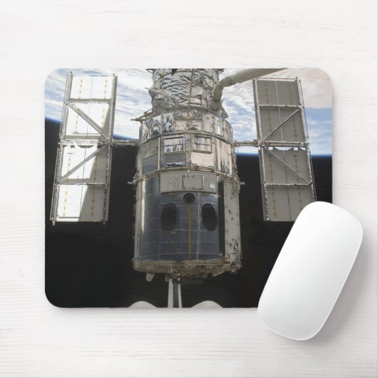 Hubble Space Telescope in Atlantis cargo bay Muismat (Met muis)