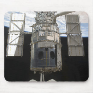 Hubble Space Telescope in Atlantis cargo bay Muismat